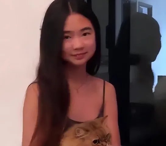 曹格女儿Grace12岁了,穿吊带衫显成熟长发飘飘,她的变化有多大?