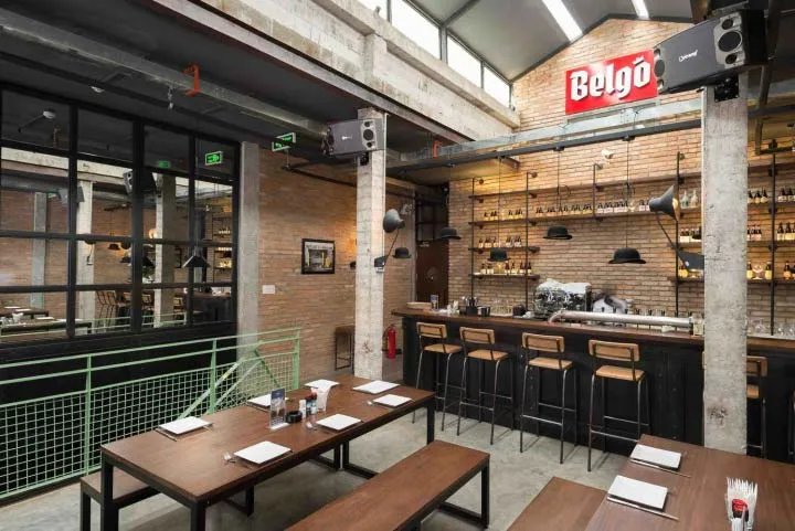 坐在工业风餐厅里吃饭，效果堪比主题餐厅