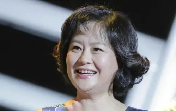 56岁鞠萍姐姐无美颜状态曝光,你看过鞠萍姐姐主持的哪些节目?