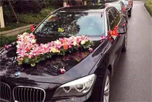宝马7系婚车租赁价格一览表 新人租婚车需注意什么