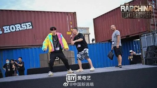 如何看待giao哥亲药水哥的行为?是在博眼球吗?