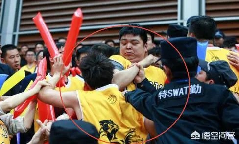季后赛广厦无缘四强,比赛中球迷突然爆发冲突,打架者被带离球场,当时发生了什么?
