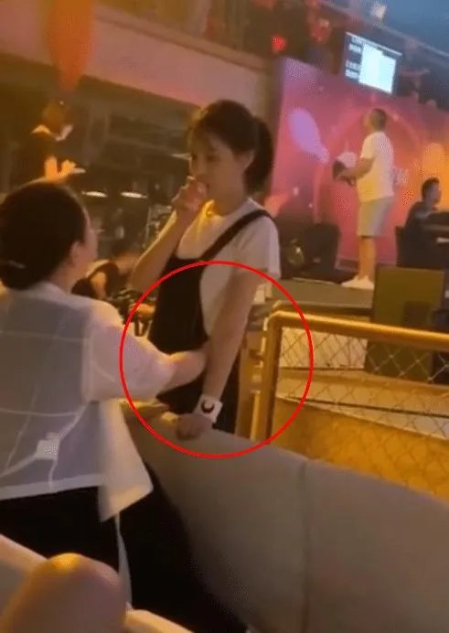 赵本山网红女儿高调曝光妈妈捧场,儿子为何却几乎从不抛头露面?
