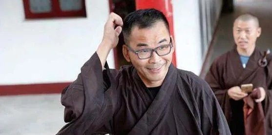 中国首个“剃度出家”的富豪老总,隐居深山11年,家人拒绝相认,为何?