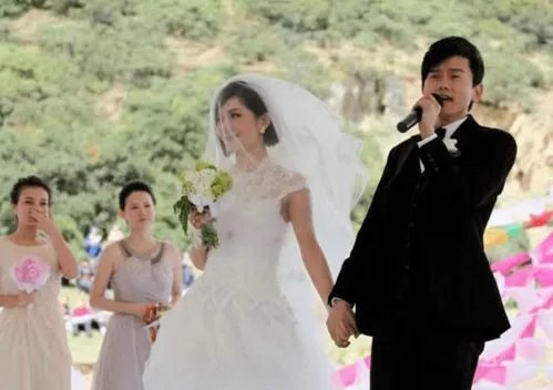谢娜挺超大孕肚现身深圳,张杰紧随呵护爱妻,他们的感情为何一直这么好?