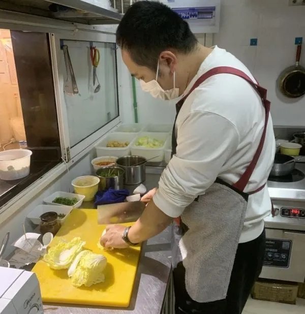 老板不愿裁员开饭馆养员工的做法,对员工有何意义?