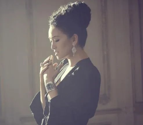 巩俐年轻照片回顾 诠释东方美让人惊艳