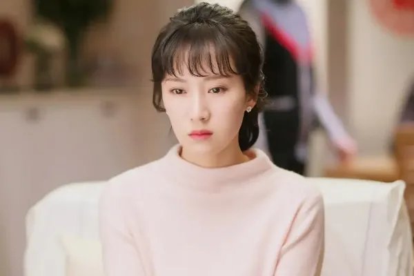 李念罕见分享自拍照撞脸毛晓彤,你觉得回归家庭的她还会复出吗?