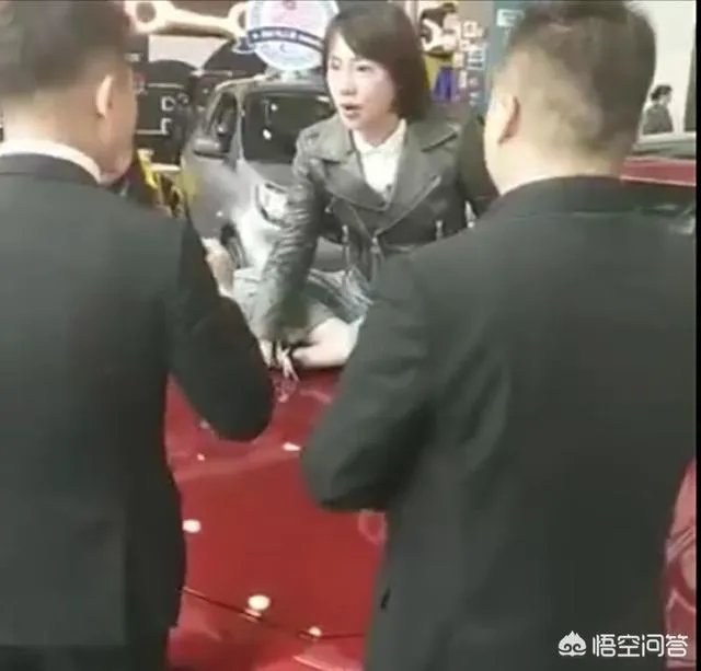 奔驰再发声明:暂停西安女车主维权事件涉事4S店的销售运营,并对其经营合规性展开调查,你怎么看?