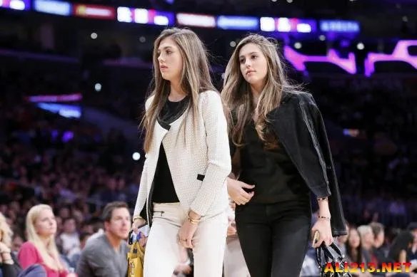 硬汉尽显柔情！史泰龙携三位女儿惊艳亮相NBA球场