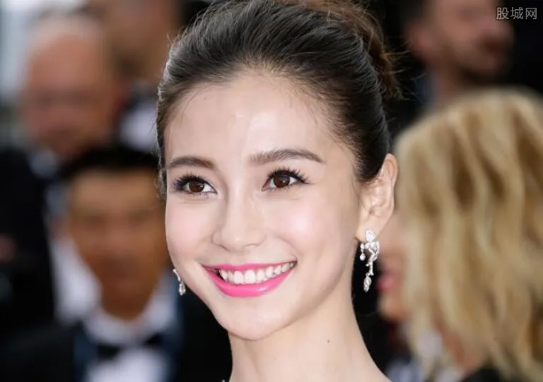 杨颖的胸口给郑凯亲吻 这是真的还是假的