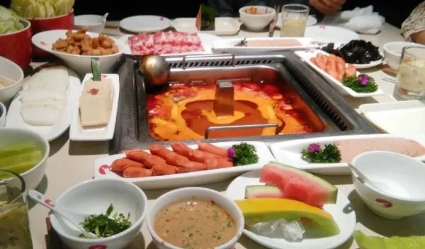女子火锅配冰奶茶上吐下泻碱中毒，目前该女子情况如何？