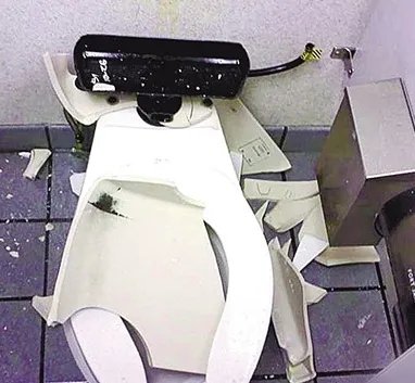 济南一女子公司内上厕所马桶爆裂,碎片划伤女子腿部,后来怎样?