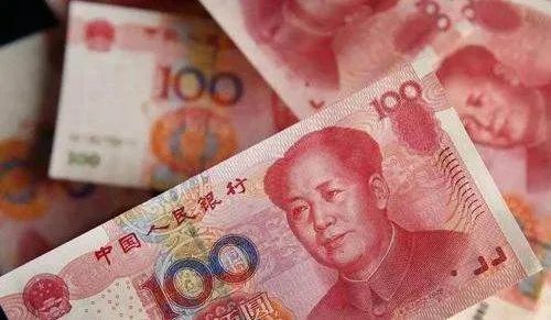 男子脑袋一热撒10万现金,遭哄抢后心里又后悔了,对此你怎么看?