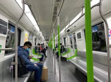 英国一男子在地铁打骂其他乘客被捕,他为何会有如此举动?