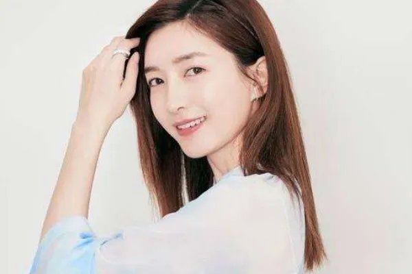 江疏影发文感谢关晓彤配音，她俩是闺蜜关系吗？