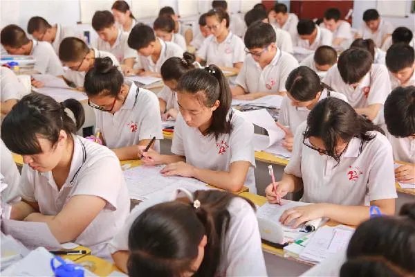 请问内地的高考，与港澳台的联考有什么具体的分别呢？谢谢！