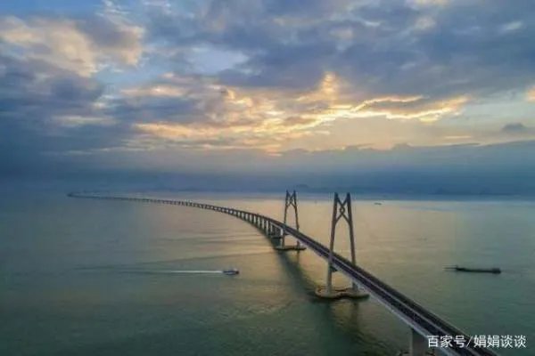 港珠澳大桥那么坚固，如果不小心被10万吨航母撞到，大桥会怎样？