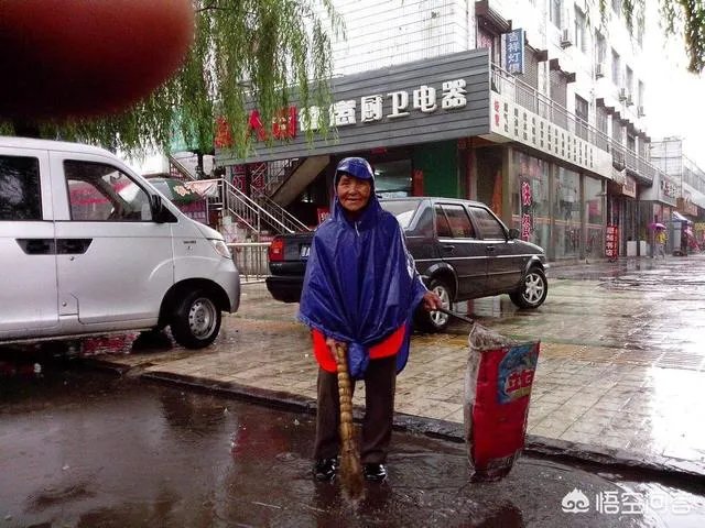 如何看待河南邓州一名保洁大妈被一群统一着装年轻女子围着殴打,并宣称见一次打一次?