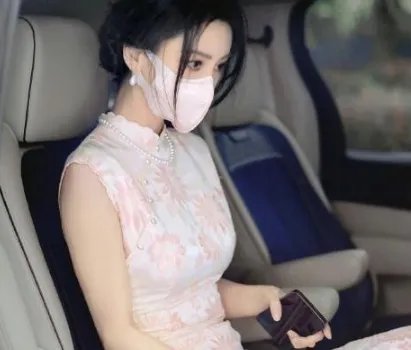 baby生娃后身材似少女,小码旗袍还要靠别针撑住,你怎么看?