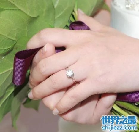 文颂娴车震出一个老公,大大方方与车震对象结婚