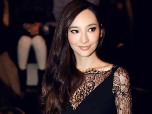 吴佩慈为嫁豪门6年连生4胎,为何41岁依然未婚 ?