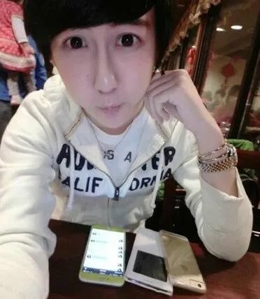 曝刘梓晨整容前后照片  走红网络被称蛇精男