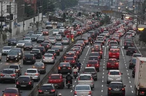 全家出动为堵车路人煮面,你被此举感动到了吗?