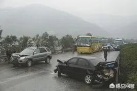 高速路上行驶的几十辆车撞在了一起,责任该怎么划分?