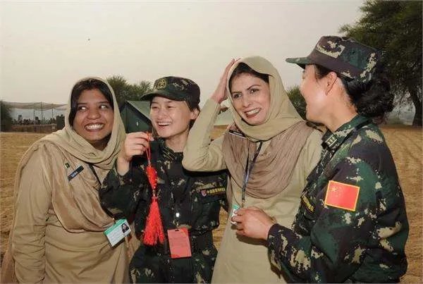 韩国人冒充中国人，在巴铁骗吃骗喝，你觉得巴基斯坦人该如何识别中韩国人？