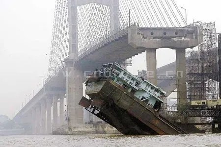 湖北高速公路桥垮塌致4死,幸存者透露了事发时的哪些细节?