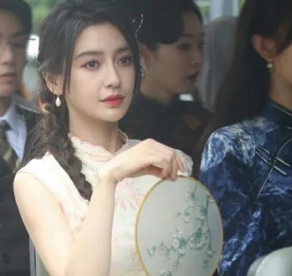baby生娃后身材似少女,小码旗袍还要靠别针撑住,你怎么看?