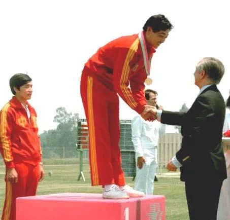 中国第一位奥运会冠军是谁？
