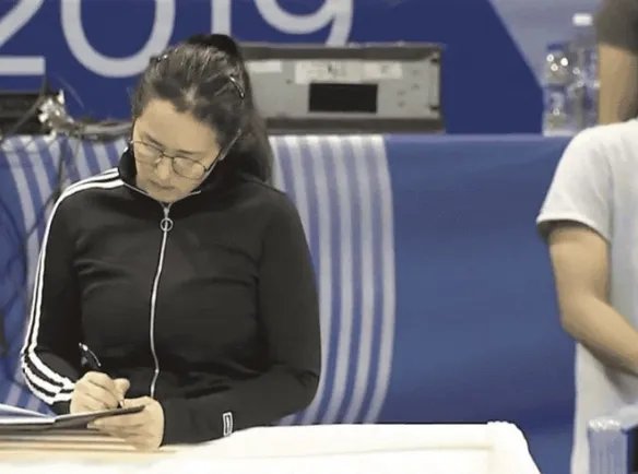 巩俐探班中国女排训练!为演好教练郎平认真做笔记