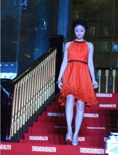 林心如婚纱被网友说丑,是她眼光差还是刻意低调?