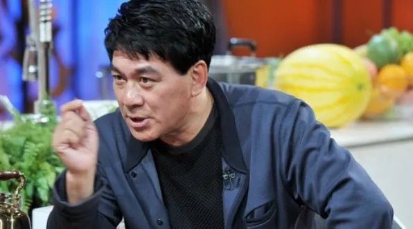 65岁朱时茂与妙龄女子搂抱吻别,是炒作还是事实?