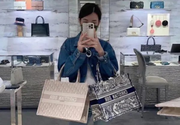 方媛因选包问题引发网友热议,她是如何回应的?
