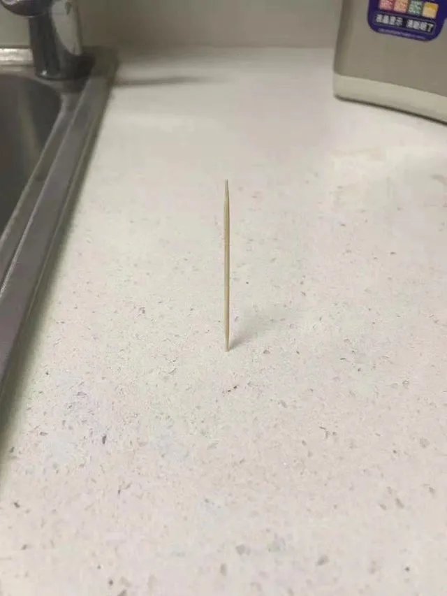 昨天“立扫把”,今天倒立上厕所?沙雕网友的脑洞有多大!