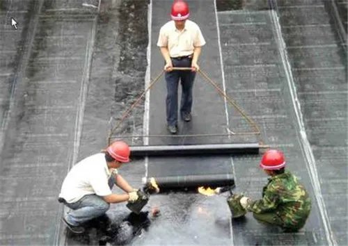 专业顶楼防水补漏价格贵不贵  如何解决屋顶漏水问题