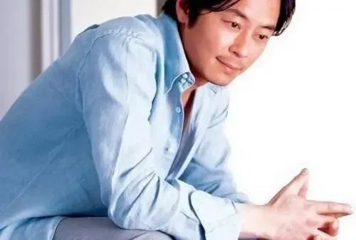 为什么98年的王杰和2000年的王杰变化那么大?