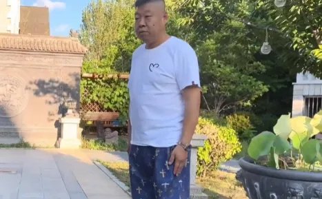 郭德纲小儿子豪宅内开车,脸颊圆润手戴大金镯,指挥他人少爷派足,怎么看?