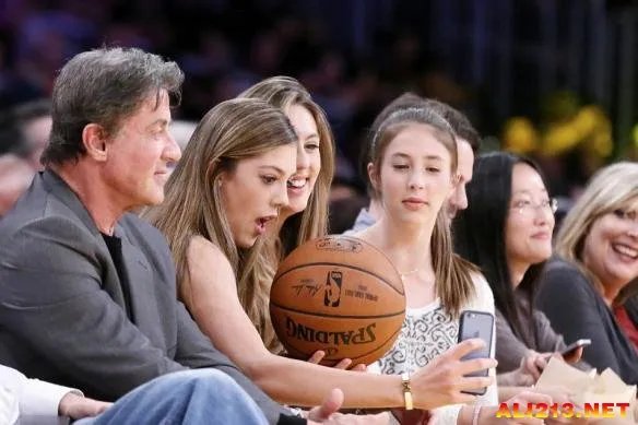 硬汉尽显柔情！史泰龙携三位女儿惊艳亮相NBA球场