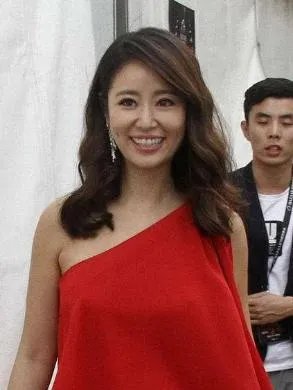 林心如婚纱被网友说丑,是她眼光差还是刻意低调?