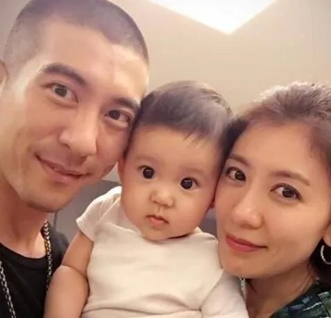 贾静雯41岁生日老公女儿相陪 网友:幸福莫过于此
