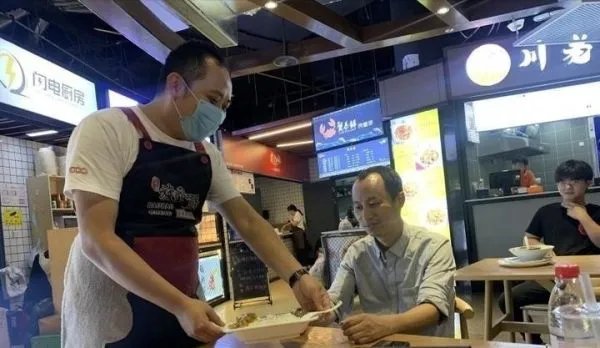 老板不愿裁员开饭馆养员工的做法,对员工有何意义?