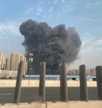 郑州某仓库突发大火，是否有造成人员伤亡？