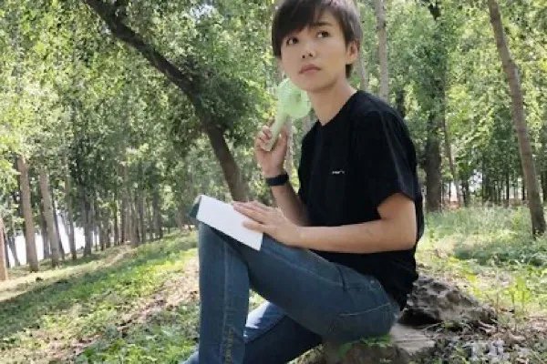 许飞因p图事件惹争议而道歉，如何看待她这一系列的行为？
