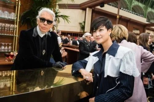 李宇春穿旗袍跳招财猫舞,李宇春的男粉丝多还是女粉丝多?