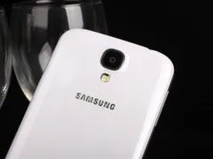 时尚双卡双待 三星 I9502售价3400元