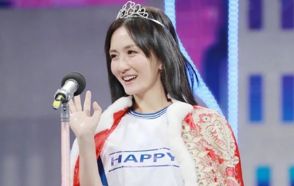 谢娜挺超大孕肚现身深圳,张杰紧随呵护爱妻,他们的感情为何一直这么好?